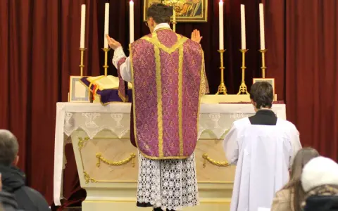 Lefebryści podczas mszy. Kapłan w bogato zdobionej szacie odprawia nabożeństwo.