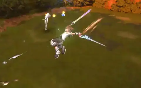 Sora en acción con su arma Artema KH3, lanzando un ataque triple contra enemigos en un campo verde.