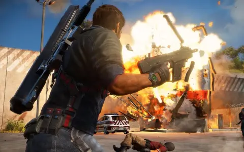 Rico Rodriguez strzela z pistoletu maszynowego, wywołując eksplozję. W tle radiowóz i powalony przeciwnik. Just Cause 3 wymagania.