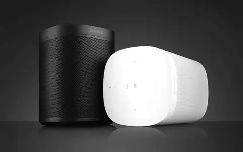 Zwei Sonos Lautsprecher, schwarz und weiß, stehen nebeneinander. Vielleicht ein Hinweis auf Sonos Probleme?