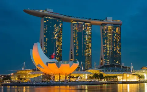 Wieczorem w Singapurze, Marina Bay Sands lśni światłami. Czy Singapur jest bezpieczny? Tak, to miasto-państwo słynie z bezpieczeństwa.