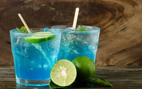 Niebieskie drinki z Blue Curacao: Proste przepisy na imprezę
