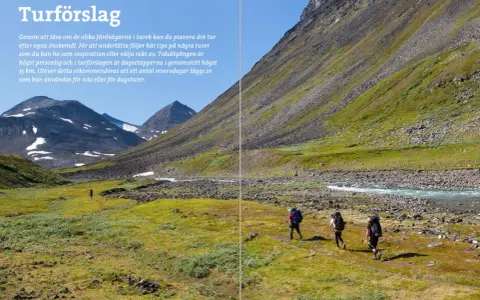 Vandrare med ryggsäckar rör sig genom ett grönskande landskap i Sarek nationalpark, med berg och en flod i bakgrunden.