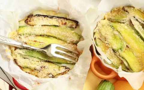 Parmigiana di zucchine appena sfornata, dorata e profumata, pronta per essere gustata.