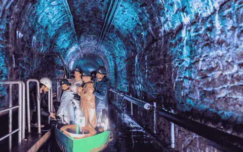 Podziemna łódź w kopalni w Gliwicach. Nietypowe atrakcje dla całej rodziny w mrocznym tunelu.