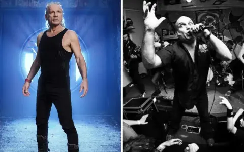 Bruce Dickinson, wokalista Iron Maiden, w dwóch odsłonach: jako postać z niebieskim tłem i na żywo, śpiewający do mikrofonu.