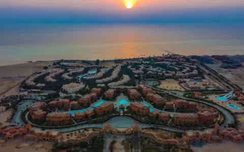 Zachód słońca nad Dream Lagoon Aqua Park Resort. Opinie gości chwalą rozległy teren i baseny.