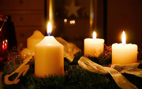 Vier Kerzen auf einem Adventskranz brennen. Der erste Advent ist da und die Vorfreude auf Weihnachten steigt.