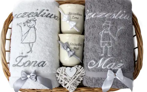 Zestaw ręczników dla Pary z napisem "Szczęśliwa Żona" i "Szczęśliwy Mąż", idealny na 6 rocznicę ślubu.
