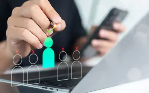 Ręka zaznacza zielonym znacznikiem kandydata, podczas gdy inni mają czerwone krzyżyki. Ciężko mi znaleźć pracę, ale może to jest klucz do sukcesu.