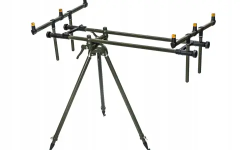 Solidny, zielony rod pod z trzema nogami, idealny do stabilnego ustawienia wędki.