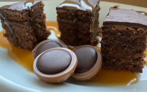 Schokoladenkuchen-Stücke mit Karamellsauce und Toffifee-Pralinen.