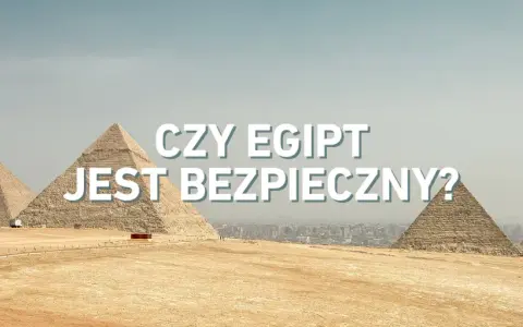 Piramidy w Gizie na tle miasta. Napis na zdjęciu: "Czy Egipt jest bezpieczny?".