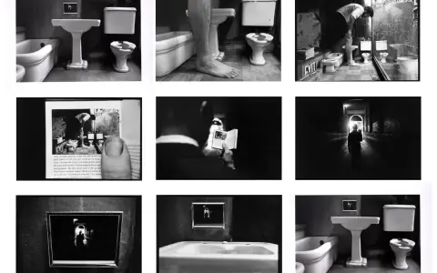Un racconto fotografico di bagni, piedi, libri e corridoi bui.