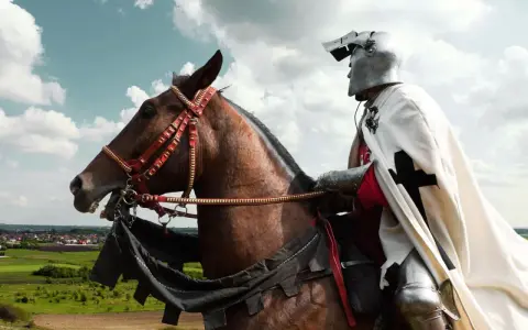 Ein Ritter in voller Rüstung reitet auf einem braunen Pferd. Die Szene erinnert an Geschichten für ritter kinder.