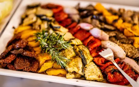 Buntes Buffet mit gegrilltem Gemüse und Kräutern – tolle hochzeitsessen ideen für ein Festmahl.