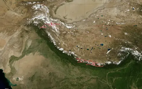 Gdzie jest K2? Mapa satelitarna Himalajów z zaznaczonymi szczytami, w tym K2, Broad Peak, Nanga Parbat i Mount Everest.