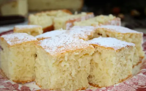 Puszyste kawałki ciasta na maślance, posypane cukrem pudrem, kuszą swoim domowym smakiem.