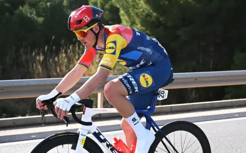 Mads Pedersen im Lidl-Trikot auf seinem Trek-Rennrad, konzentriert auf der Straße.