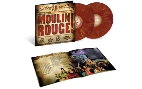 Vinilos de las canciones de Moulin Rouge! con su funda y libreto abierto mostrando imágenes del espectáculo.