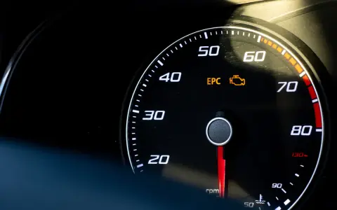 Luz de advertencia EPC encendida en el tablero del coche, indicando un problema.