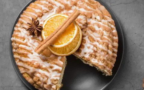 Pyszne ciasto cynamonowe z lukrem, pomarańczą i anyżem. Idealne na jesienne popołudnie.