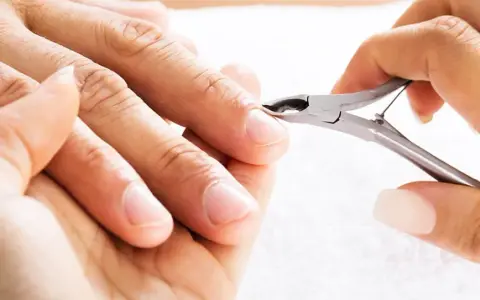 Manicure męski na czym polega i jak poprawia wygląd dłoni