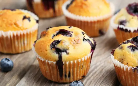 Saftige Blaubeermuffins, perfekt für ein schnelles Blaubeermuffins Rezept. Frisch gebacken und voller Beeren.
