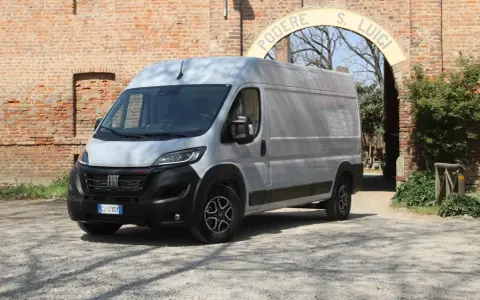 Srebrny Fiat Ducato Maxi stoi przed ceglanym murem i łukiem z napisem "PODERE S. LUIGI".
