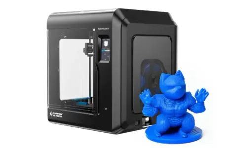 Drukarka 3D Flashforge Adventurer 4 wykorzystująca technologię FDM tworzy niebieską figurkę postaci.