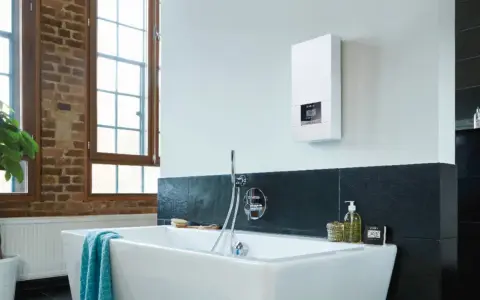 Modernes Bad mit freistehender Wanne und einem weißen wassererhitzer bad an der Wand.