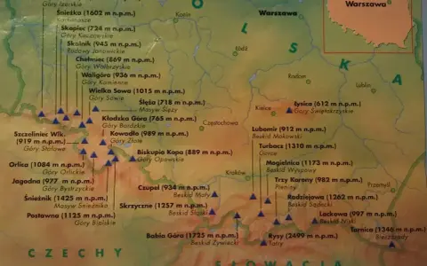 Mapa Polski z zaznaczonymi szczytami KGP, m.in. Śnieżką, Babia Górą i Rysami.