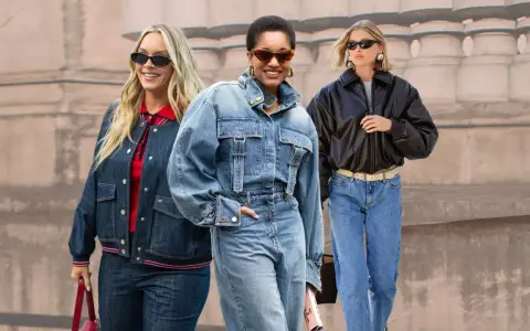 Drei Frauen zeigen, wie man Mom Jeans kombiniert: mit Jeansjacke, Lederjacke und sportlichem Top.