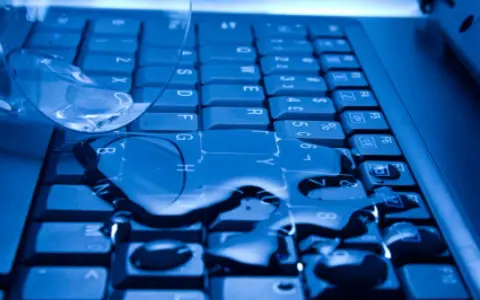 Zalany laptop? Oto co zrobić, aby uniknąć kosztownych napraw