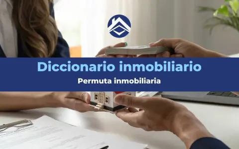 Manos intercambian dinero y una maqueta de casa, ilustrando los riesgos de la permuta inmobiliaria.