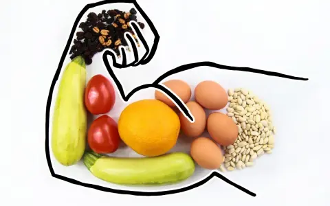 Zwiększ estrogen naturalnie! Na talerzu: cukinia, pomidory, pomarańcza, jajka, fasola i bakalie.