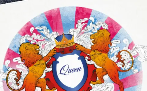 Dwa lwy podtrzymują koronę i herb z napisem "Queen". To symbol mojego życia, miłości mojego życia.