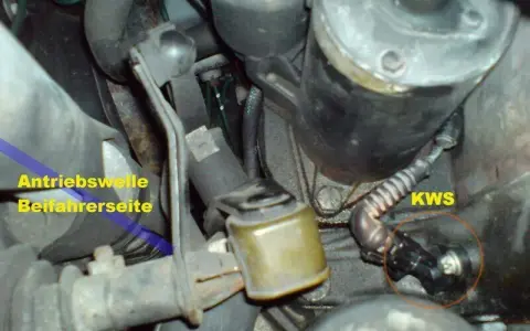 Der Kurbelwellensensor (KWS) ist hier im Motorraum eines Opel Ecotech zu sehen. Er ist entscheidend für die Kurbelwellensensor Funktion.