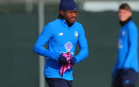 Jugador del Atlético de Madrid, con gorro y camiseta azul, prepara su entrenamiento. Un fichaje bomba para la liga.