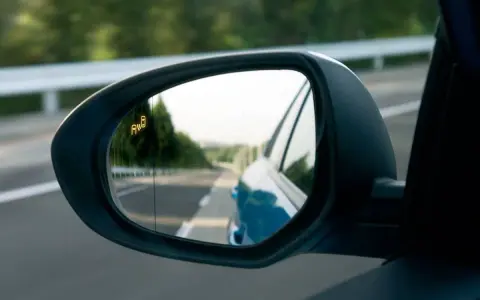 Retrovisor lateral con indicador de punto ciego. Es obligatorio tener al menos un retrovisor exterior en el coche para una conducción segura.