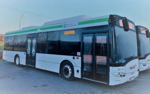 Autobusy Albatros stojące w rzędzie. Na wyświetlaczu widnieje napis "ALBATROS".