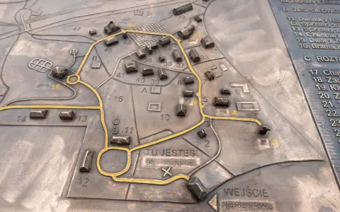 Mapa reliefowa Muzeum Wsi Lubelskiej z zaznaczoną trasą zwiedzania i punktem "Tu jesteś".