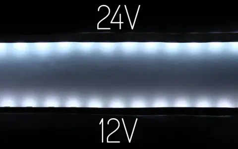 Porównanie jasności taśm led 12V i 24V. Górna taśma 24V świeci jaśniej niż dolna 12V.