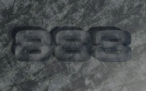 Trzy przezroczyste ósemki na kamiennym tle. 8888 znaczenie - symbol nieskończoności, obfitości i duchowego przebudzenia.