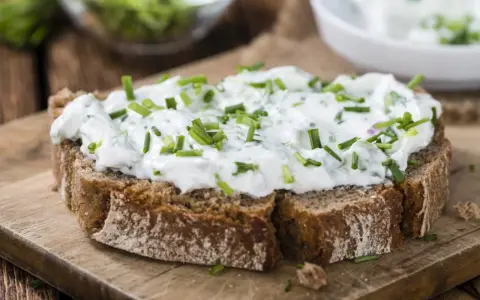 Chleb z pastą ziołową. Zastanawiasz się, co to jest gluten i jak wpływa na organizm?