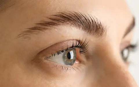 Un œil et un sourcil bien définis. Le secret pour savoir comment faire pousser ses sourcils en 1 nuit ? Une routine beauté ciblée.