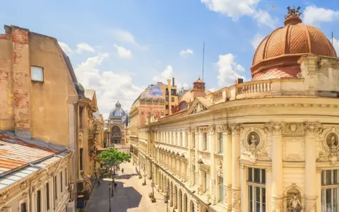 Urokliwa ulica z zabytkową architekturą i kopułą. Idealne miejsce, gdzie polecieć na weekend, by poczuć klimat miasta.