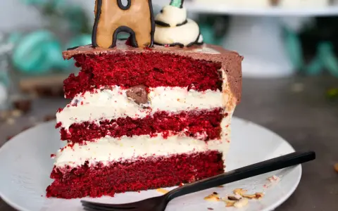 Ein Stück saftiger Red Velvet Cake mit cremiger Füllung, perfekt für das red velvet cake rezept original.