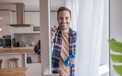 Jak myć okna ściągaczką bez smug? Sprawdzone triki i porady