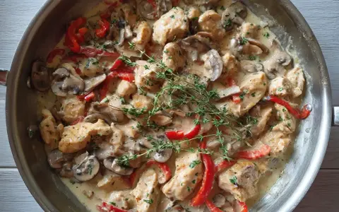 Kyckling i en krämig creme fraiche sås med champinjoner och paprika, toppad med färsk timjan.